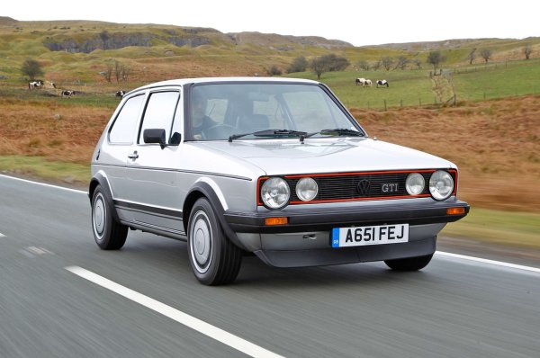 Golf GTI (Mk1) имаше уникална стабилност, дори сравнение с по-големи автомобили със задно предаване от същата епоха. В сравнение с нормалния Golf, Volkswagen даде на GTI по-твърдо окачване (и амортисьори, и пружини), стабилизатори и го пуснаха с 20 мм по-близо до пътя. 

Натуралното кормилно управление предлагаше много яка връзка с шофьора. Теглото от 840 кг и 110 к.с. дадоха началото на една легенда, която продължава и днес.
